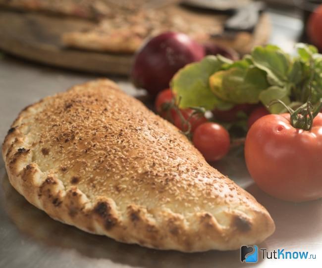Закрытая пицца с овощами