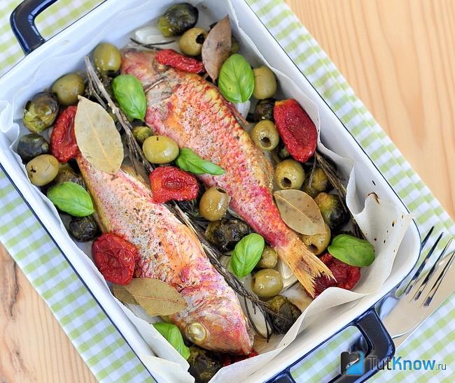 Запеченная барабулька с оливками