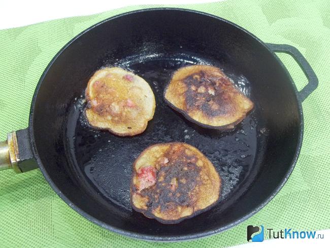 Готовые манники на пиве с медом и клубникой