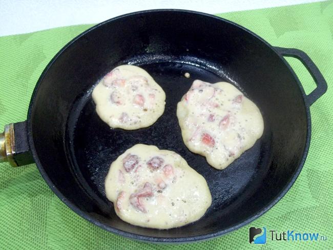 Манники на пиве с медом и клубникой жарятся на сковороде