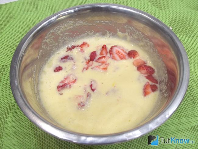 В тесто добавлена мелко нарезанная клубника