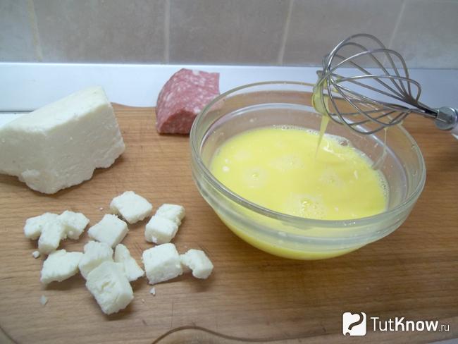 Брынза нарезана кусочками и добавлена к яйцам