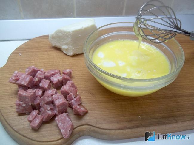 Колбаса нарезана кубиками
