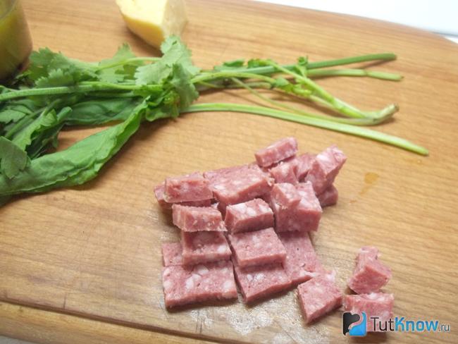 Колбаса нарезана кубиками