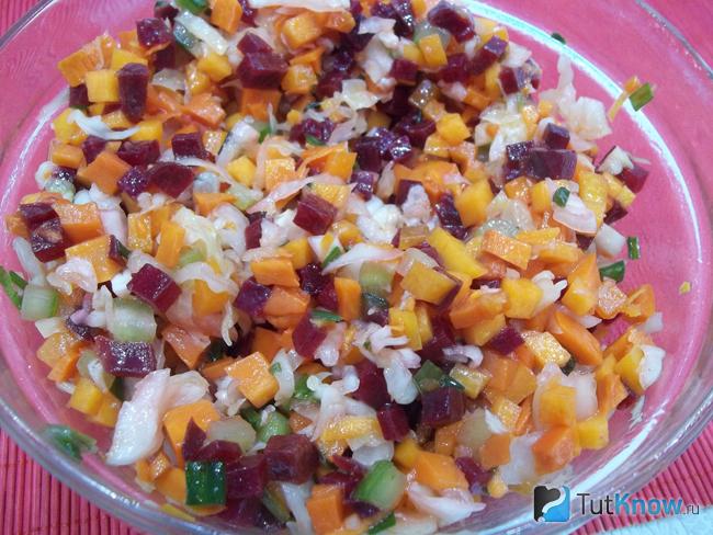 Готовый салат из тыквы, моркови и капусты