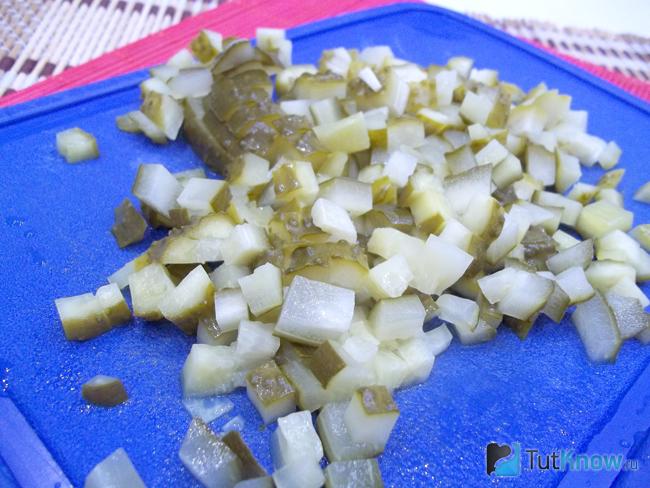 Огурцы нарезаны кубиками