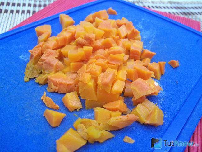 Морковь отварена и нарезана кубиками