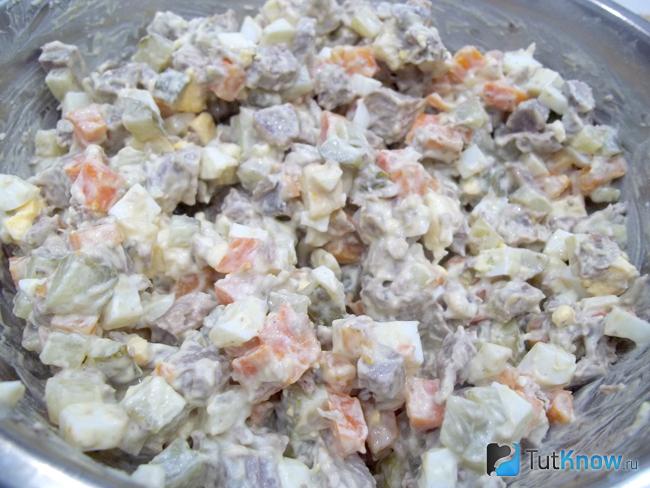 Готовый салат из утки, яиц и сыра