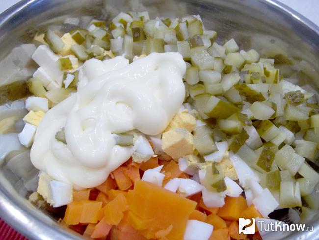 Все продукты сложены в емкость и залиты майонезом