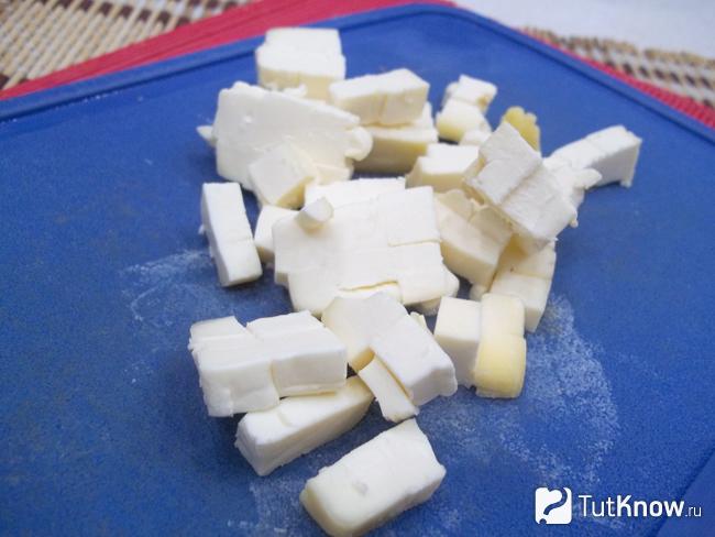 Плавленый сыр нарезан кубиками