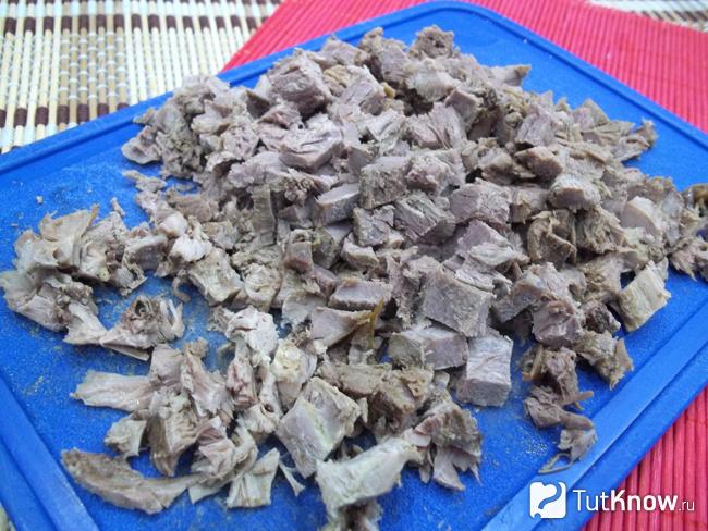 Запеченные утиные грудки охлаждены и нарезаны кубиками