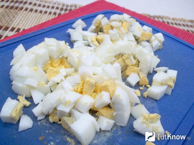 Яйца отварены и нарезаны кубиками