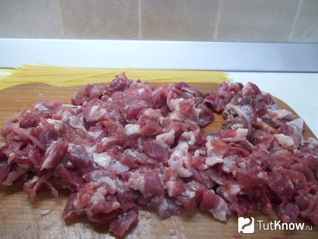 Мясо нарезано мелкими кубиками