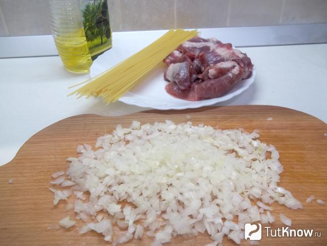 Репчатый лук очищен и мелко нарезан