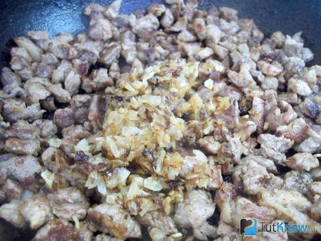 В сковороде соединено мясо с луком