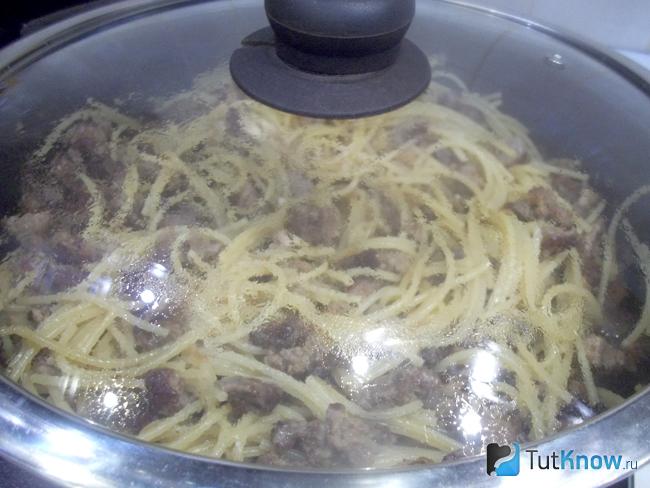 Спагетти с мясом тушатся под крышкой