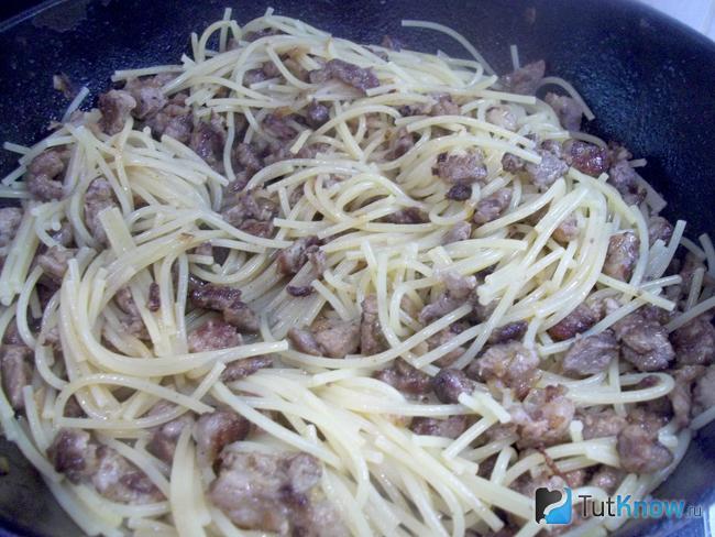 Спагетти с мясом перемешаны