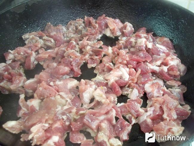 В другую сковороду отправлено мясо