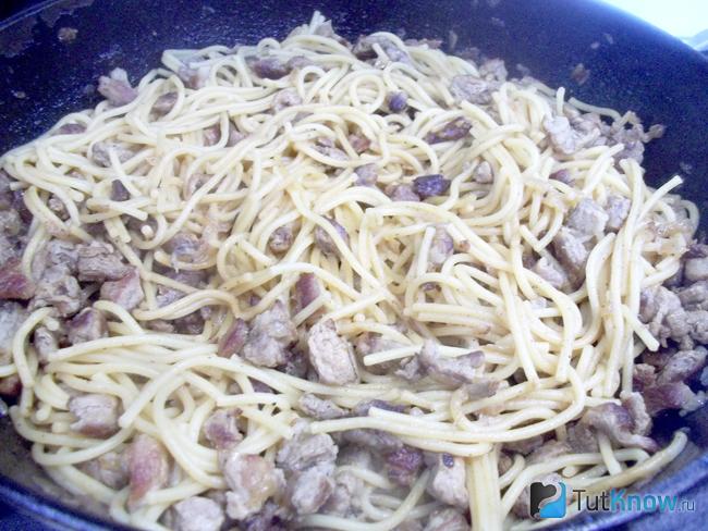 Готовые спагетти с мясом