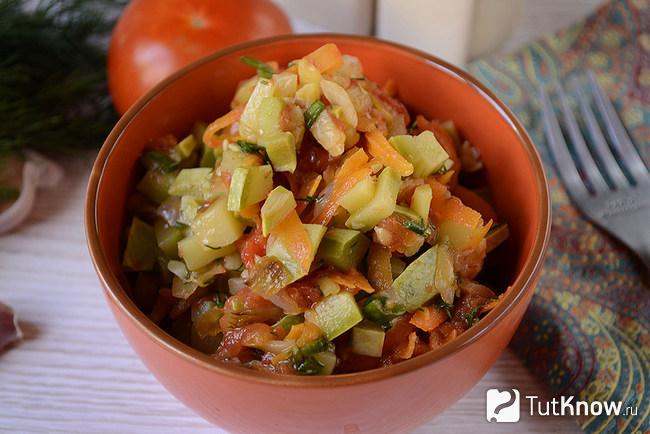Кабачковая икра с морковкой, приготовленная на сковороде, подана к столу