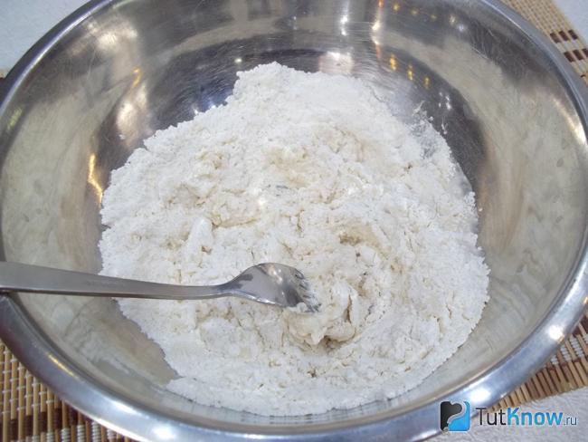 Продукты перемешаны вилкой