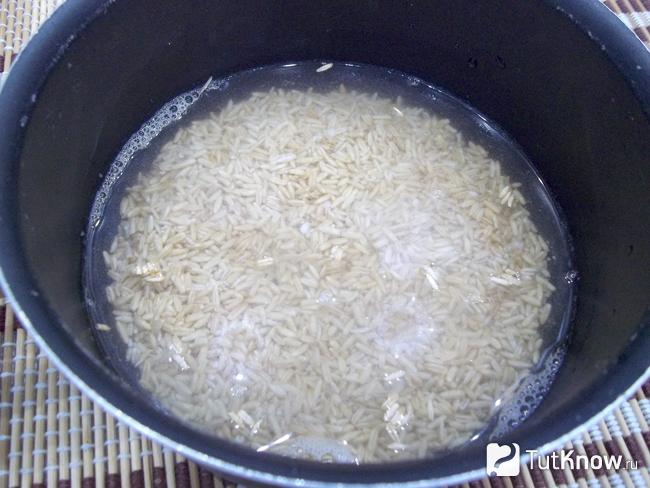Овсяные зерна залиты питьевой водой