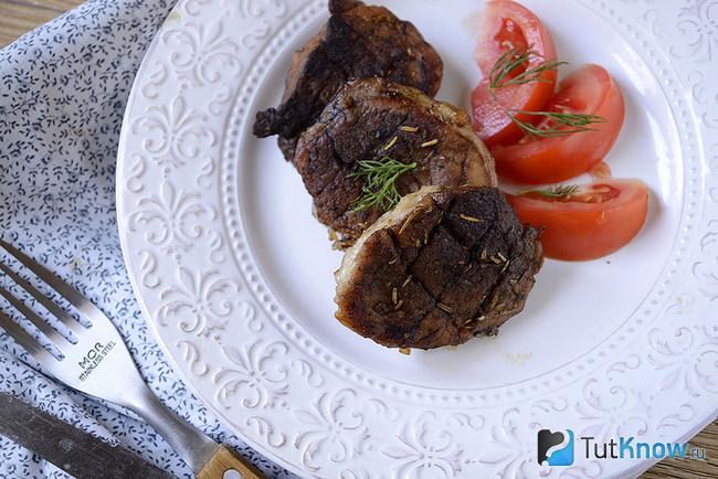 Мясо, запечённое в фольге в духовке с бальзамическим уксусом, подано к столу