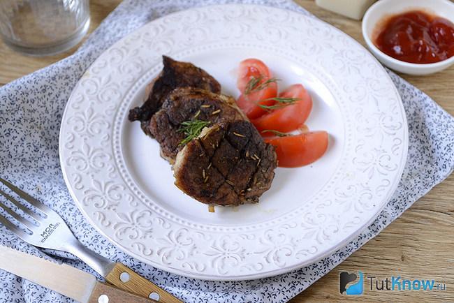 Мясо, запечённое в фольге в духовке с бальзамическим уксусом, готово к употреблению