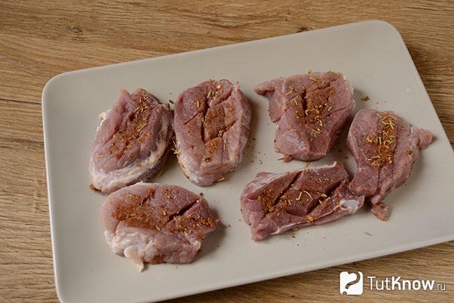 Кусочки свинины покрыты специями