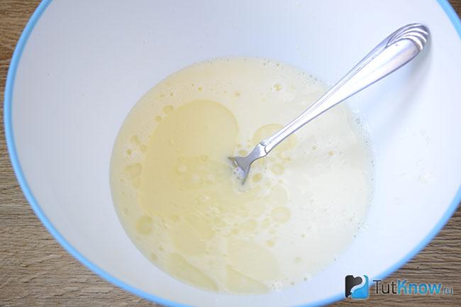 Молоко и растительное масло добавлены к яйцу и сахару