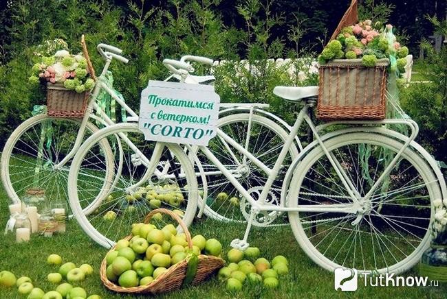 Велосипеды украшены к свадьбе в стиле Прованс
