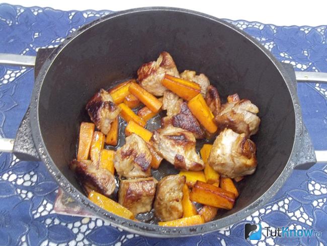 Морковь нарезана и обжарена вместе с мясом