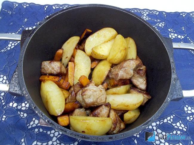 Картофель нарезан дольками и обжарен с мясом и морковью