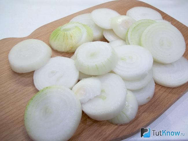 Репчатый лук нарезан кольцами