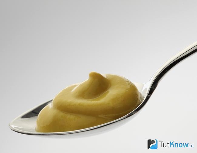 Белая горчица на ложке