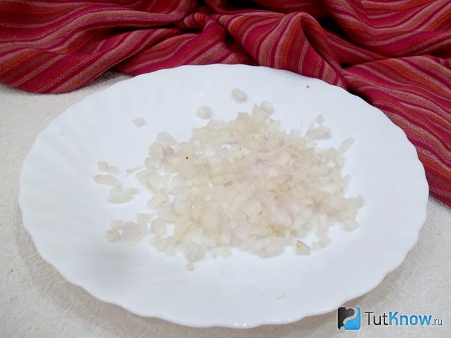 Репчатый лук нарезан мелкими кубиками