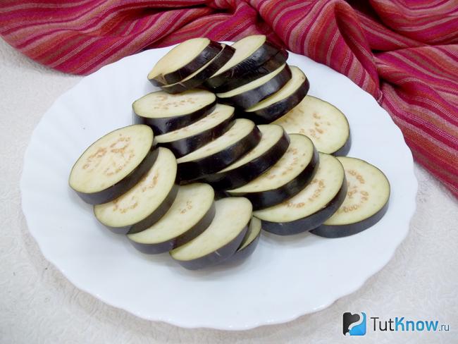 Баклажаны нарезаны кольцами