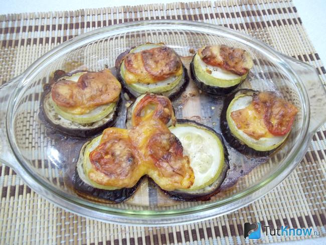 Готовые баклажаны с кабачками в духовке под сыром