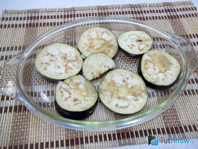 Баклажаны нарезаны кольцами и выложены в форму для запекания