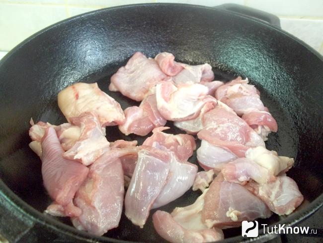 Мясо отправлено в раскаленную сковороду