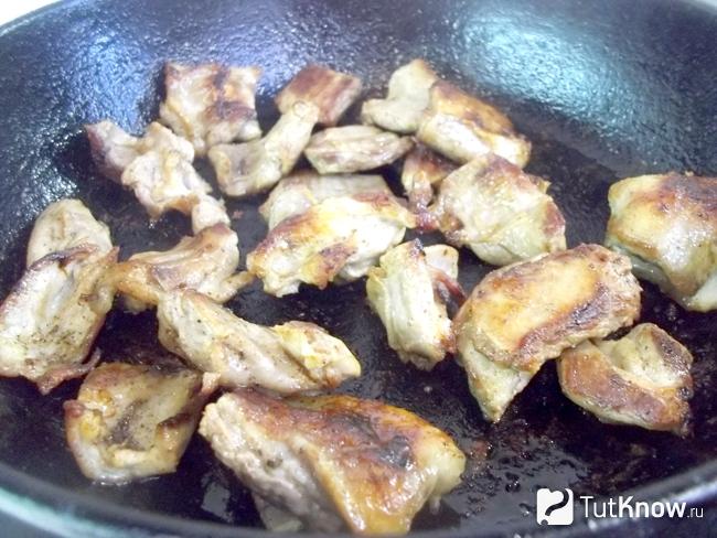 Готовая баранина жареная кусочками на сковороде