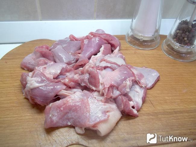 Мясо нарезано кусочками