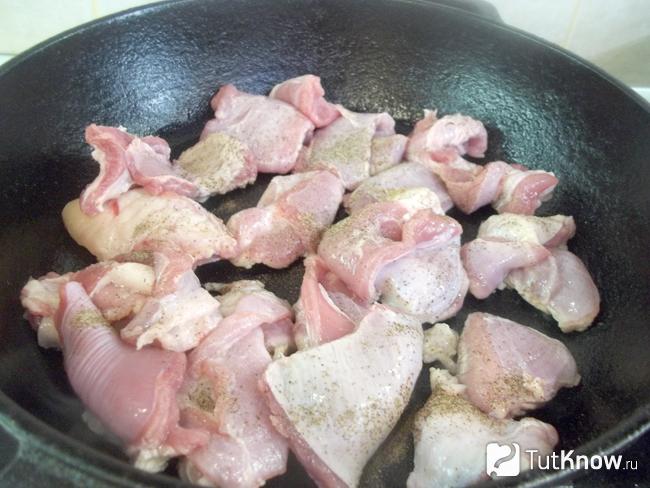 Мясо приправлено черным молотым перцем
