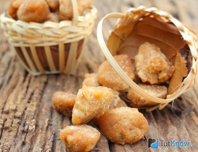 Кусочки пальмового сахара в корзинках