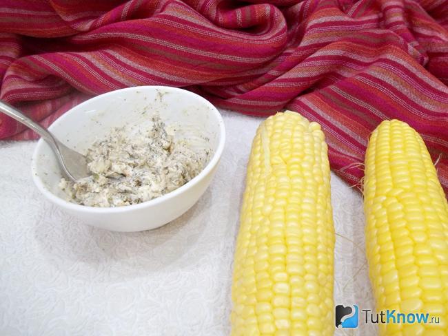 Сливочное масло перемешано, кукуруза очищена