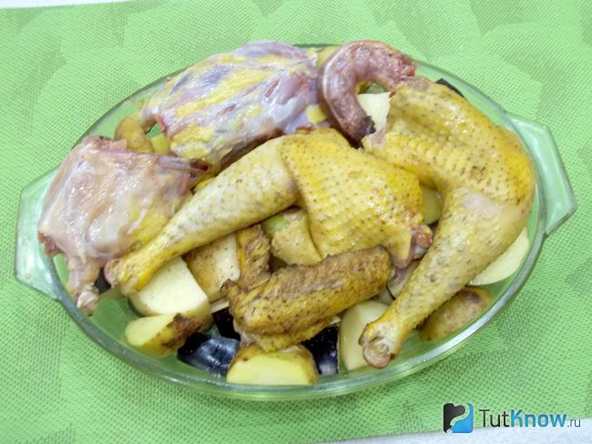 На овощи выложены куриные кусочки