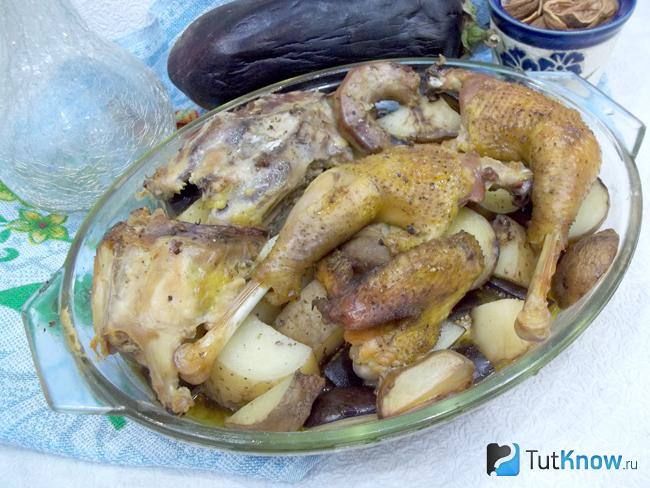 Готовая курица с баклажанами и картофелем в духовке