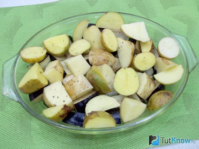 Картофель нарез дольками и выложен к баклажанам