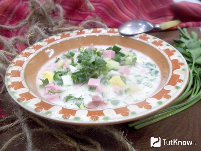 Готовая летняя окрошка с колбасой