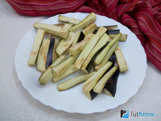 Баклажаны нарезаны брусками